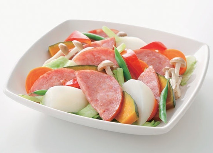 スモークハムと温野菜のサラダの画像