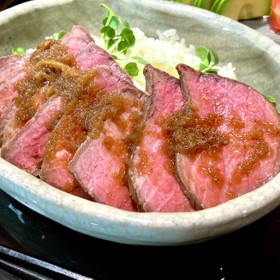肉汁ソースが絶品!炊飯器でローストビーフ