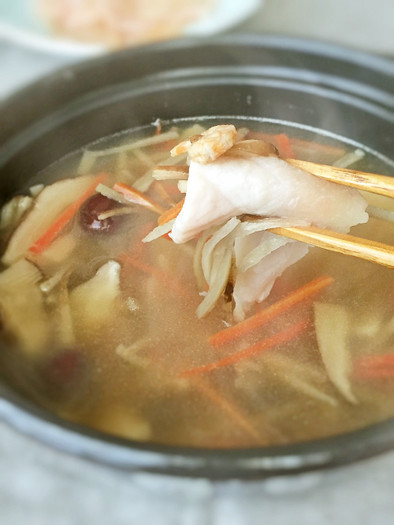 サムゲタン風　薬膳スープの鶏しゃぶの写真