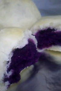 紫芋ペーストで手捏ねレンジ発酵あんパン