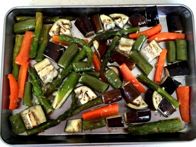 にんにくオイルで彩り焼き野菜の写真