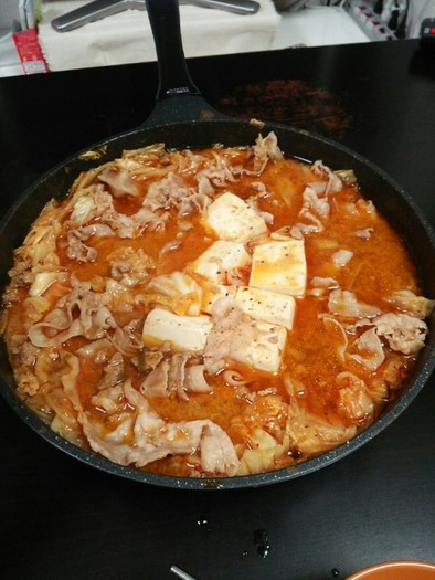 豚バラキャベツ辛味噌鍋の写真