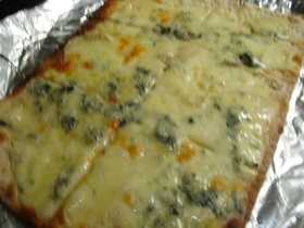ワイン+ブルーチーズPizza=幸せ
