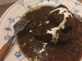 おもてなしに 牛肉の赤ワイン煮込