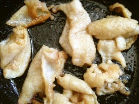 鶏皮のガラムマサラ炒め
