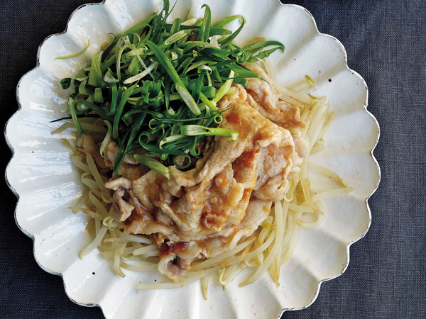 豚肉ともやしの梅にんにく蒸し