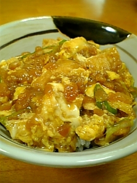 簡単!天かす(揚げ玉)と油揚げの卵とじ丼