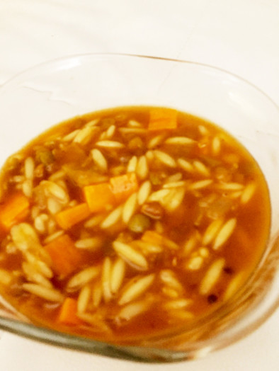 カレー味のトマトとレンズ豆のスープの写真