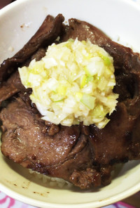 自家製ネギ塩ダレの絶品牛タン丼