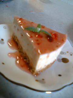 ブルーベリー・苺のヨーグルトケーキの画像