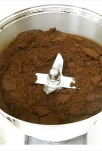 コーヒー豆を強力ミルで極細挽きの粉に！