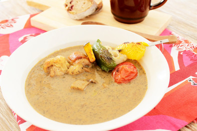 グリル野菜と黒ゴマ豆乳スープカレーの写真