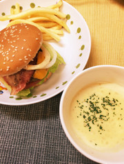 手作りパテのハンバーガーの写真