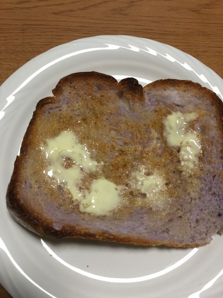 シャドークイーン入りの食パンのトーストの画像