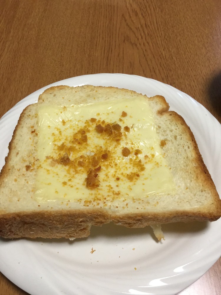からすみをのせたチーズトーストの画像