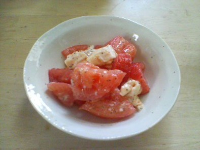 トマトとカマンベールのサラダの写真
