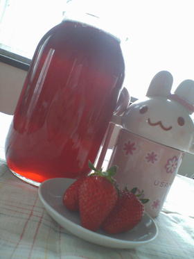 簡単に手作り✿苺シロップ✿白ワイン風味