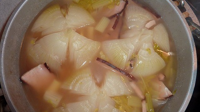 ダッチオーブン 玉ねぎとベーコンスープ レシピ 作り方 By そやじ クックパッド 簡単おいしいみんなのレシピが354万品