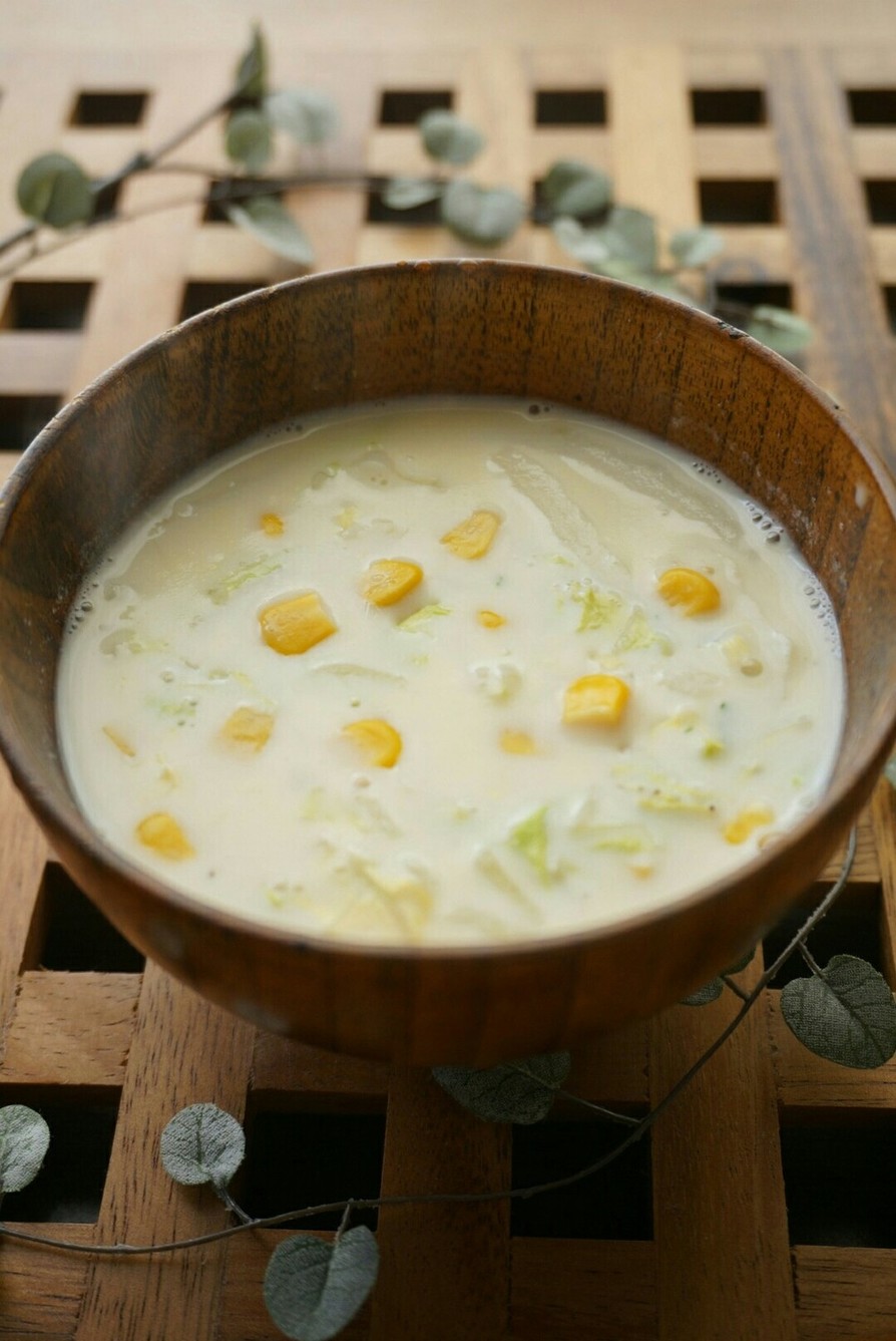 m白菜とトウモロコシの白味噌スープの画像