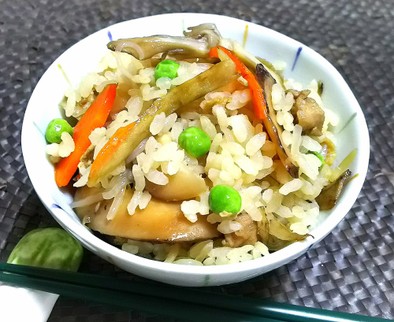 鶏肉と舞茸の炊き込みご飯の写真