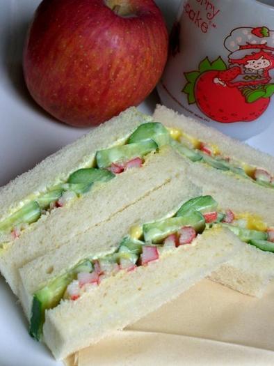 カニカマ＆きゅうりのサンドイッチの写真