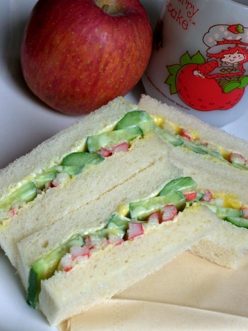 カニカマ＆きゅうりのサンドイッチの画像