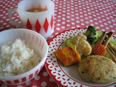 ヤサイと豆腐のハンバーグ定食の写真