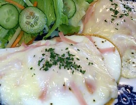 ハム&チーズで極上目玉焼き♫