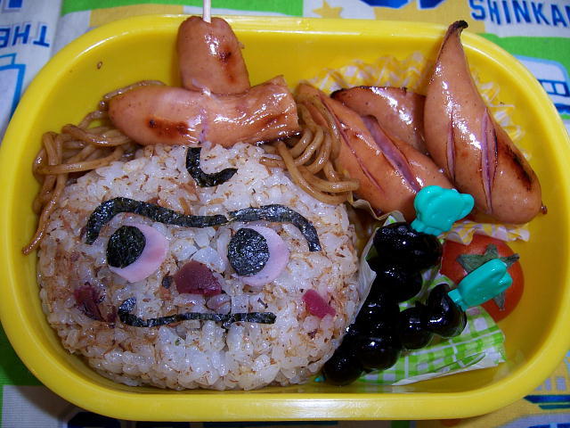 幼稚園のお弁当（焼きそばパンマン）の画像