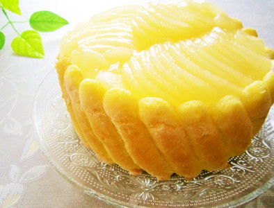ふんわり洋梨ババロアのシャルロットケーキの写真