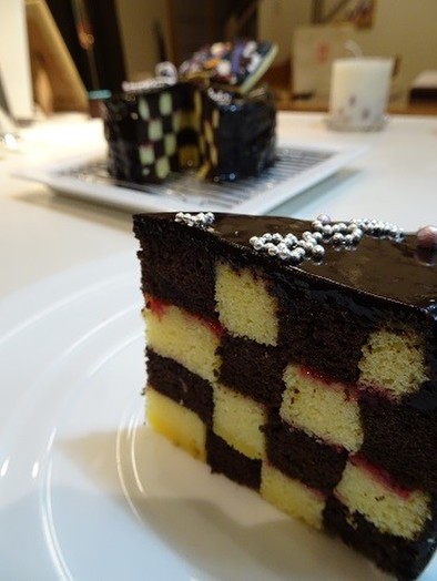 格子模様不思議なケーキの写真