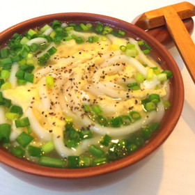 簡単5分♡ふんわり卵の鶏塩煮込みうどん