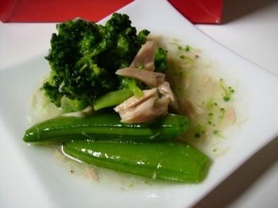 緑の野菜とツナ　鶏がら味サラダの写真