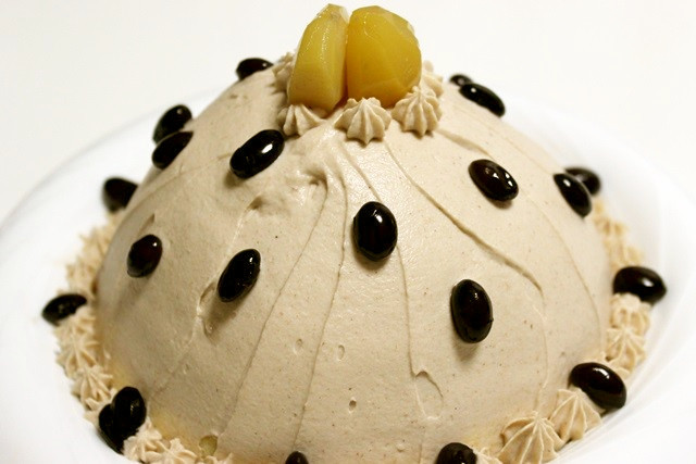 黒豆と栗甘露煮のドームケーキの画像