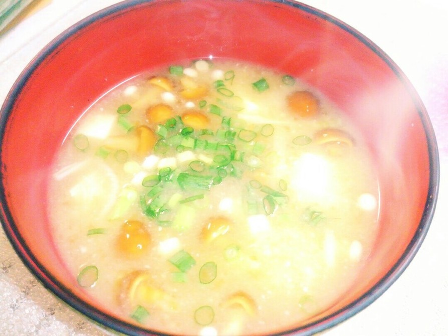 なめことえのき茸とお豆腐のお味噌汁の画像