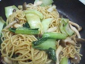 青梗菜とシメジのオイスターソース焼きそば