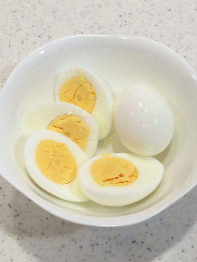 水から）基本のゆで卵の作り方・殻のむき方の写真