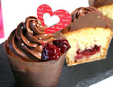 サワーチェリー＆チョコのカップケーキの写真