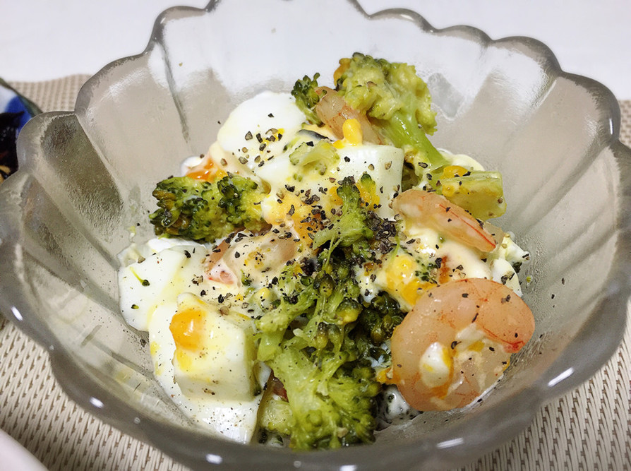 えびと卵とブロッコリーのサラダの画像