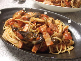 なすとベーコンのトマトソーススパゲティ