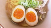 ラーメンによく合う半熟煮卵の写真