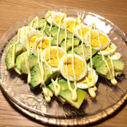 アボカドとゆで卵のスライスサラダの写真