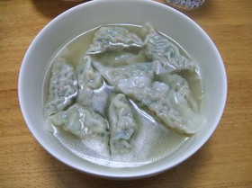スープでいただく水餃子