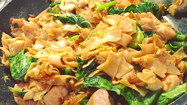 ライスヌードルと鳥もも肉の炒め物 レシピ 作り方 By Tom Sキッチン クックパッド 簡単おいしいみんなのレシピが357万品