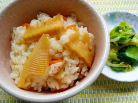 季節の味。たけのこごはんですよ
