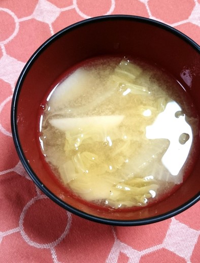 里芋と白菜の味噌汁の写真