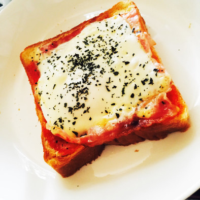 簡単朝食ベーコンエッグマヨチーズトーストの写真