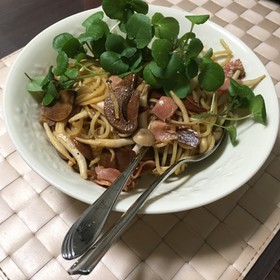 クレソンとニンニク醤油漬けのパスタ