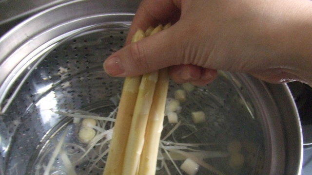 基本 ホワイトアスパラのゆで方 レシピ 作り方 By 道産子美鈴 クックパッド 簡単おいしいみんなのレシピが361万品