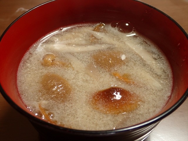 開きナメコとヒラタケの味噌汁の画像